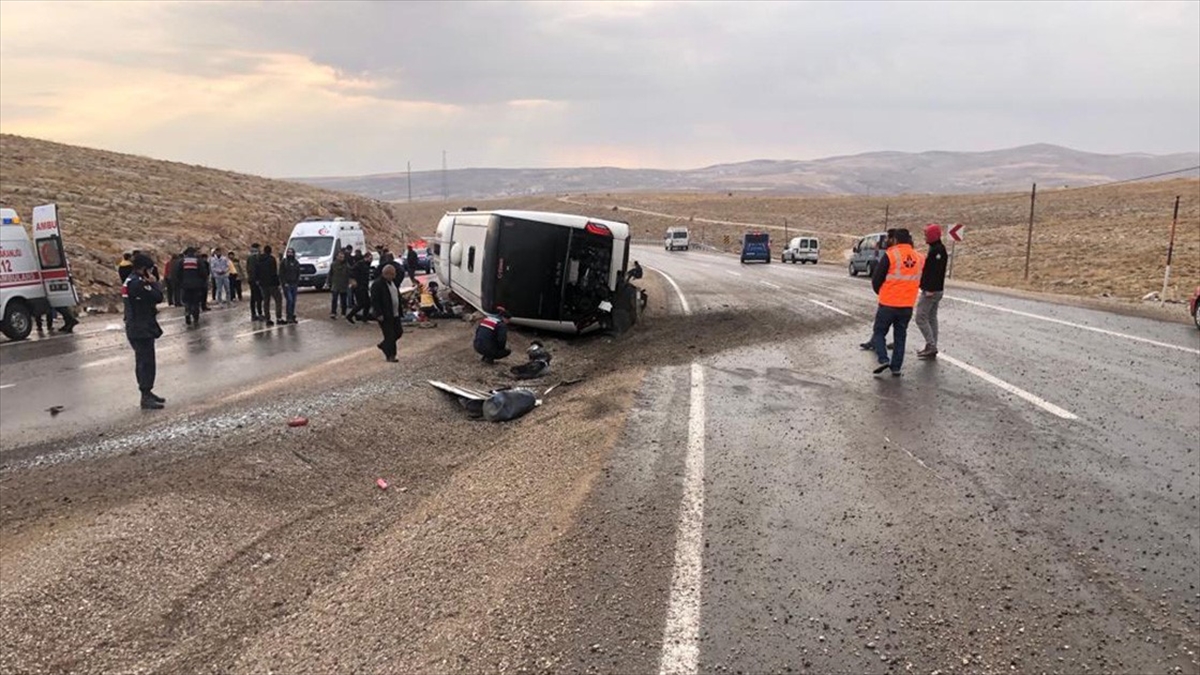 AA-20221107-29369909-29369908-SIVASTA_OTOBUS_DEVRILDI_2_KISI_OLDU_20_KISI_YARALANDI