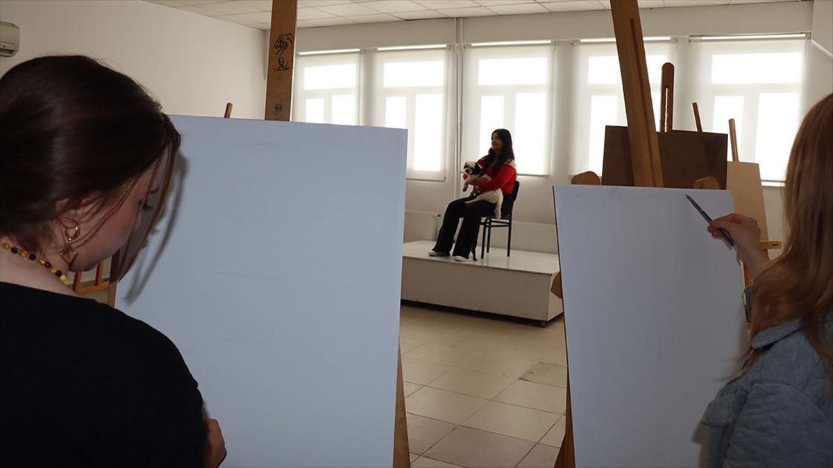 AA-20221107-29371609-29371607-SAHIPSIZ_KOPEK_HERA_GUZEL_SANATLAR_FAKULTESININ_MODELI_OLDU