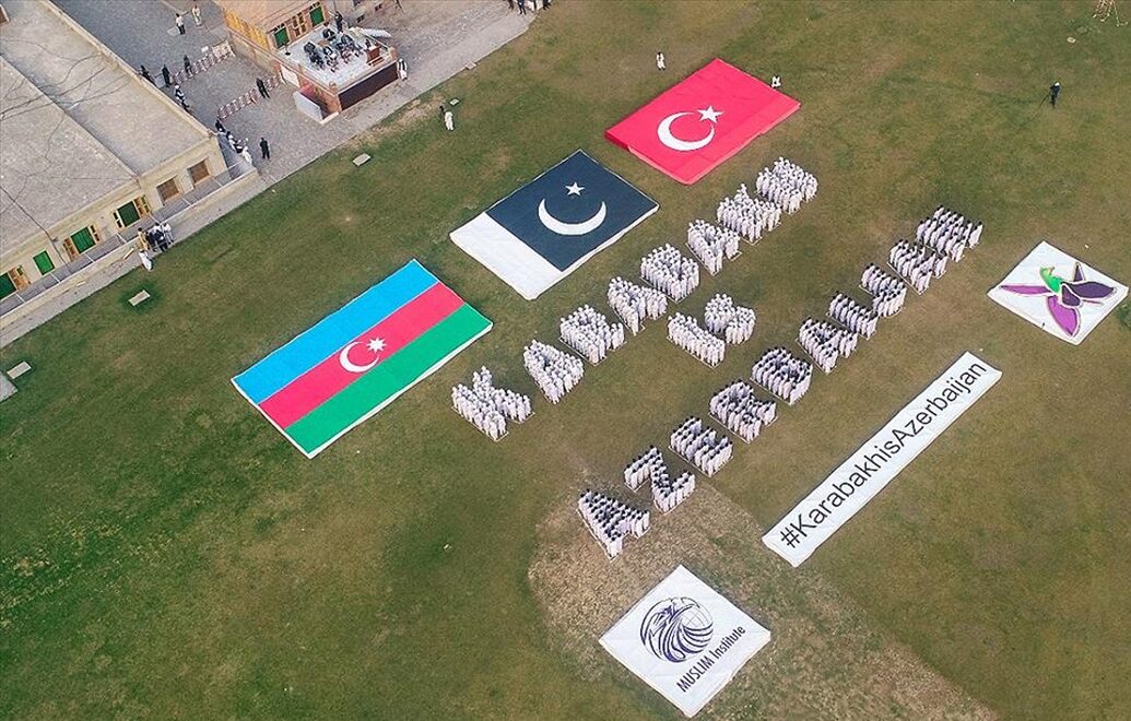 AA-20221108-29383598-29383597-PAKISTANDA_YUZLERCE_KISI_BIR_ARAYA_GELEREK_KARABAG_AZERBAYCANDIR_YAZISI_OLUSTURDU