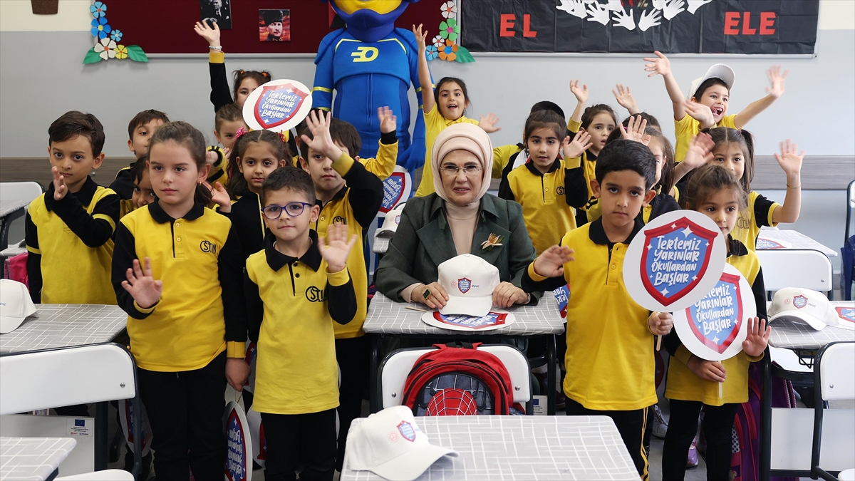 AA-20221108-29384859-29384858-EMINE_ERDOGAN_TEMIZLIK_GUNDELIK_VE_ALELADE_BIR_PRATIKTEN_ZIYADE_INANCIMIZIN_OZUNU_OLUSTURAN_BIR_YASAM_PRENSIBIDIR
