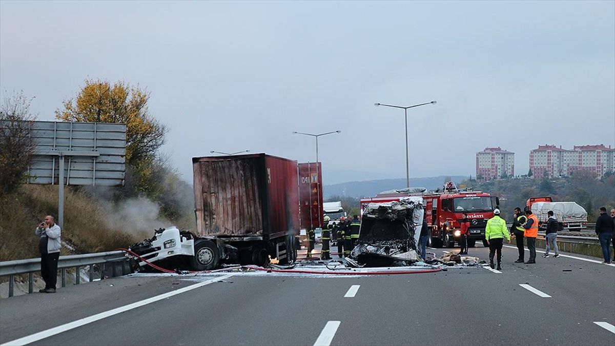 AA-20221109-29388501-29388500-ANADOLU_OTOYOLUNDA_2_TIRIN_KARISTIGI_KAZA_ULASIMI_AKSATTI