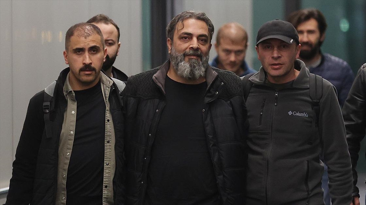 AA-20221109-29397322-29397321-KIRMIZI_BULTENLE_ARANIRKEN_ARNAVUTLUKTA_YAKALANAN_SALIH_AKKURT_TURKIYEYE_GETIRILDI
