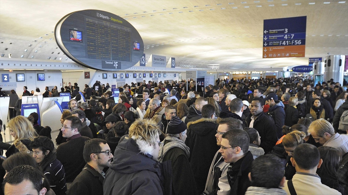 AA-20221112-29425989-29425988-TERMINAL_FILMINE_ILHAM_VEREN_IRANLI_FRANSADA_18_YIL_YASADIGI_HAVALIMANINDA_HAYATINI_KAYBETTI