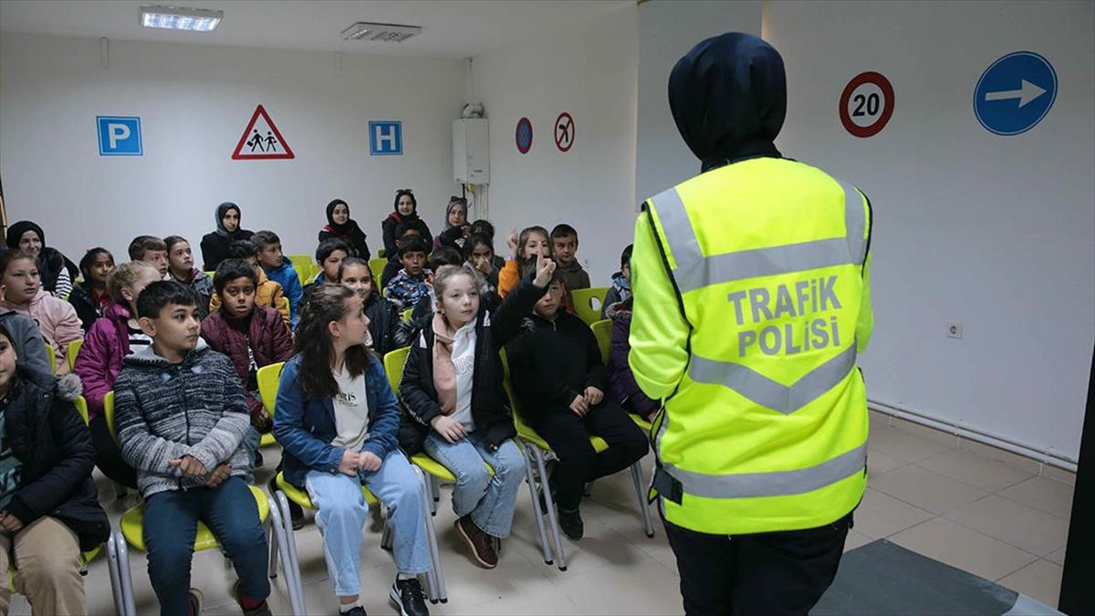 AA-20221113-29429723-29429722-BOLUDAKI_COCUK_TRAFIK_DEDEKTIFLERI_KURALLARI_EGITIM_PARKINDA_OGRENIYOR