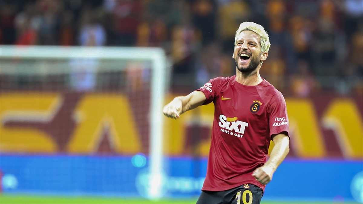 AA-20221116-29453094-29453093-GALATASARAYLI_MERTENS_BIR_KEZ_DAHA_DUNYA_KUPASINDA_MUCADELE_EDECEGI_ICIN_MUTLU