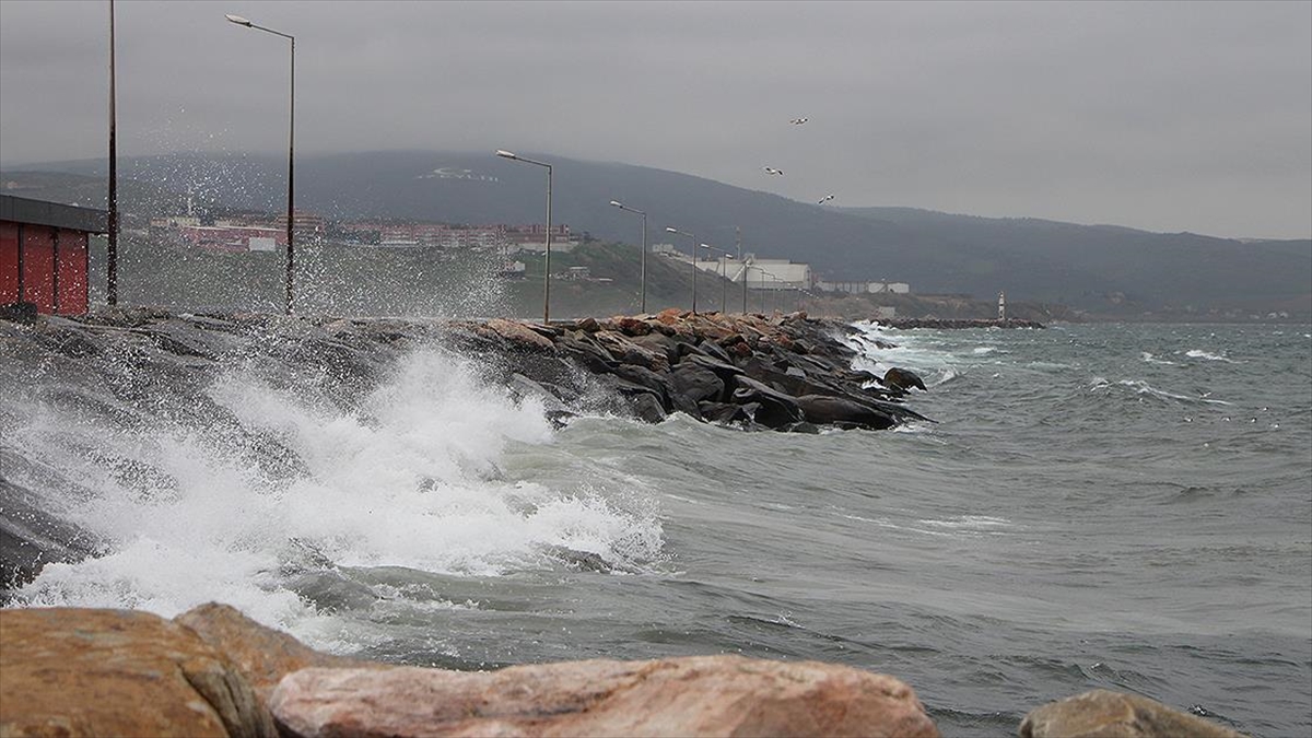 AA-20221116-29454151-29454150-METEOROLOJIDEN_4_BOLGE_ICIN_KUVVETLI_RUZGAR_UYARISI