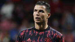 Manchester United, kulübü eleştiren Ronaldo’nun posterini stattan kaldırdı