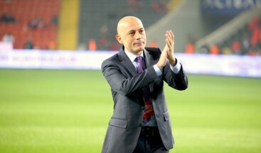 Cüneyt Çakır, Gaziantep’teki milli maçta aktif hakemlik kariyerini noktaladı