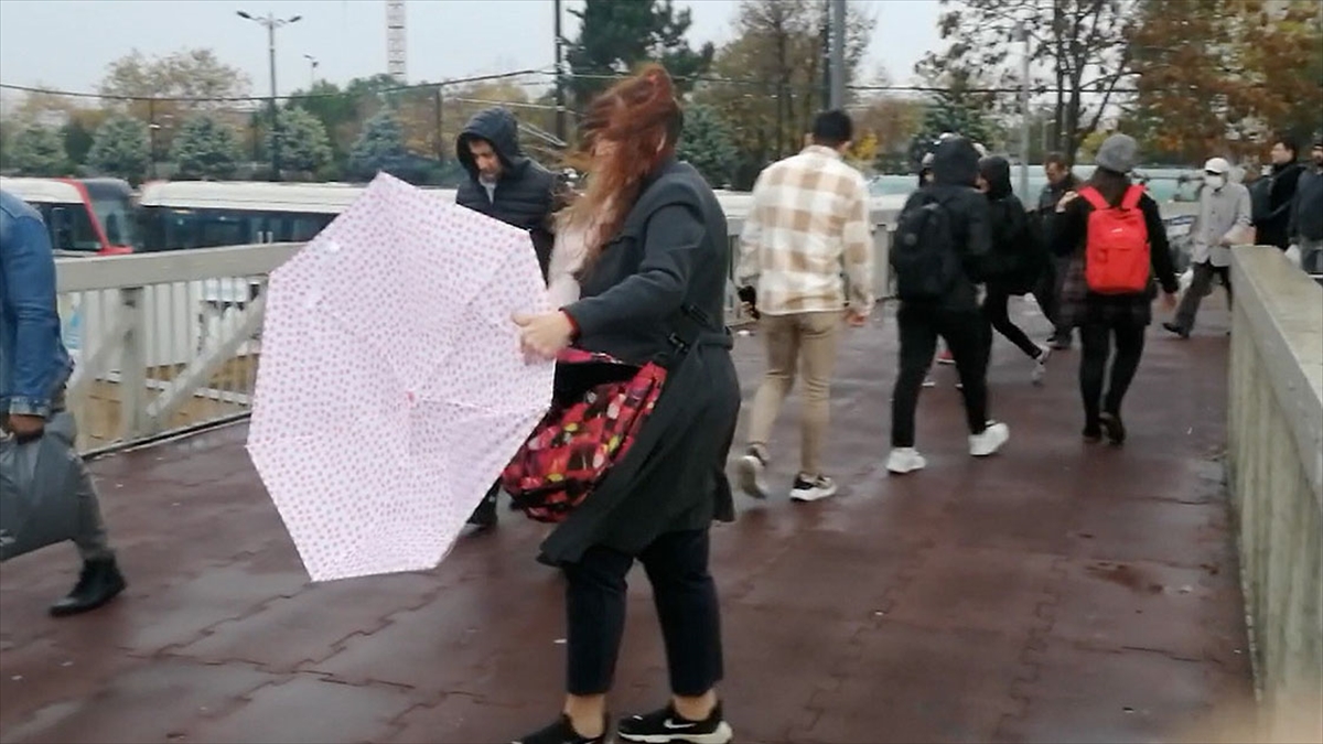 AA-20221121-29498331-29498330-ISTANBULDA_LODOS_HAYATI_OLUMSUZ_ETKILIYOR