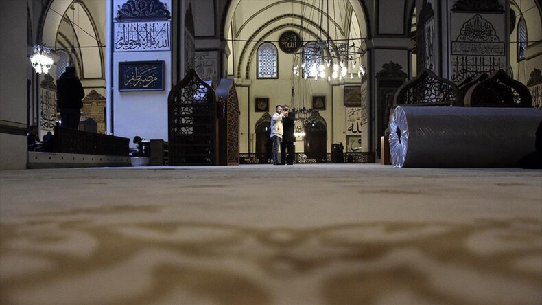 Bursa’nın Osmanlı yadigarı simgesi Ulu Cami’nin halıları değiştiriliyor