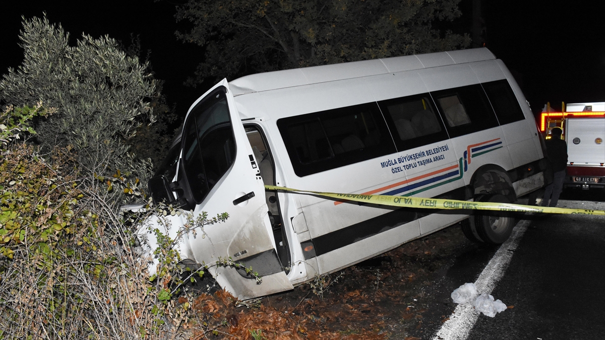 Muğla’da yolcu minibüsüyle kamyonetin çarpıştığı kazada 22 kişi yaralandı