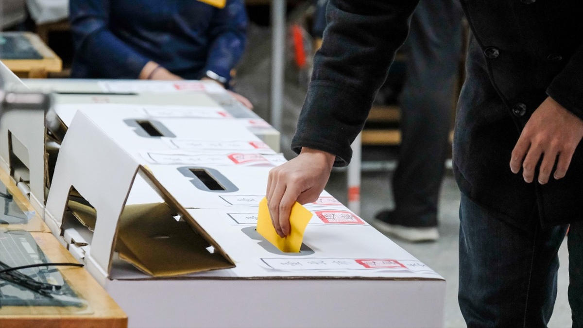 Tayvan yerel seçimler için sandık başına gitti.karantinayı ihlal ederek sandık başına gidenlere 2 milyon Yeni Tayvan Doları’na (yaklaşık 64 bin dolar) kadar para cezası verilecek.