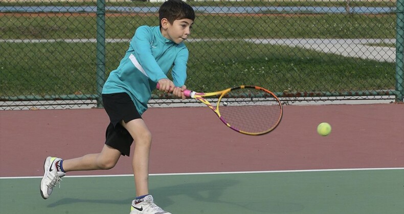 Kocaeli’de 10 yaşındaki şampiyon tenisçi gözünü milli formaya dikti