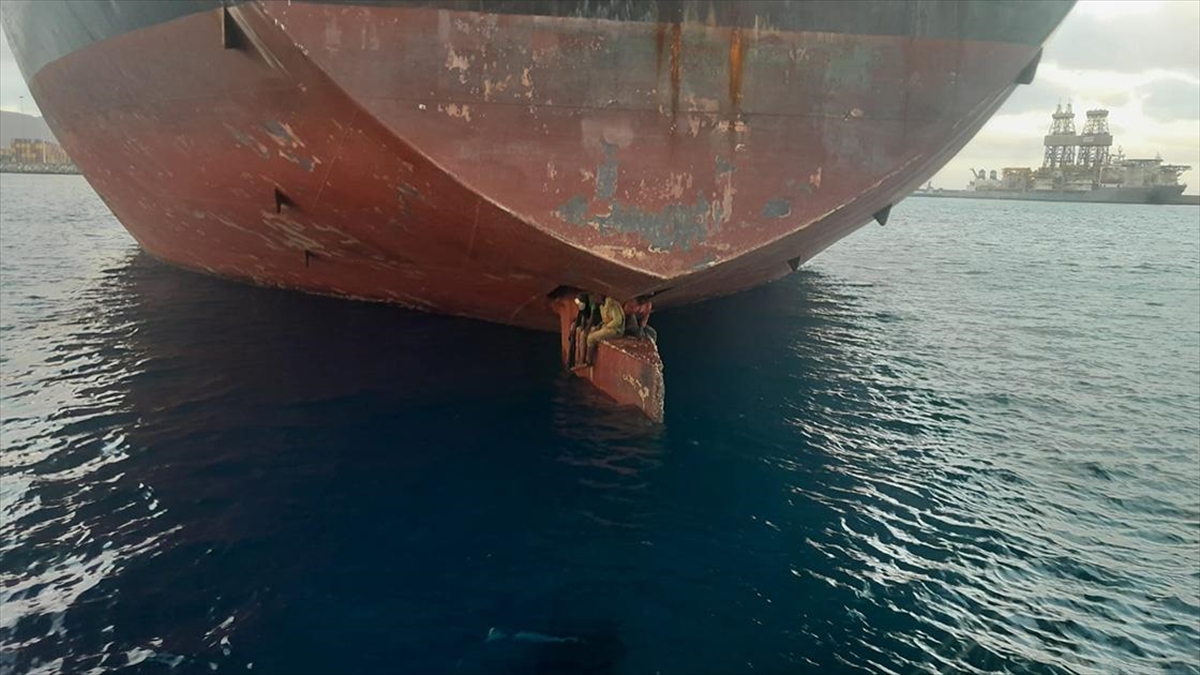 AA-20221129-29588989-29588988-AFRIKALI_3_DUZENSIZ_GOCMEN_TANKERIN_DUMEN_KANADINDA_NIJERYADAN_ISPANYAYA_11_GUNDE_ULASTI