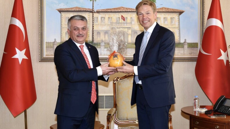 Vali Ersin Yazıcı, Hollanda Ankara Büyükelçisi Joep Wijnands ve beraberindeki heyeti makamında kabul etti.