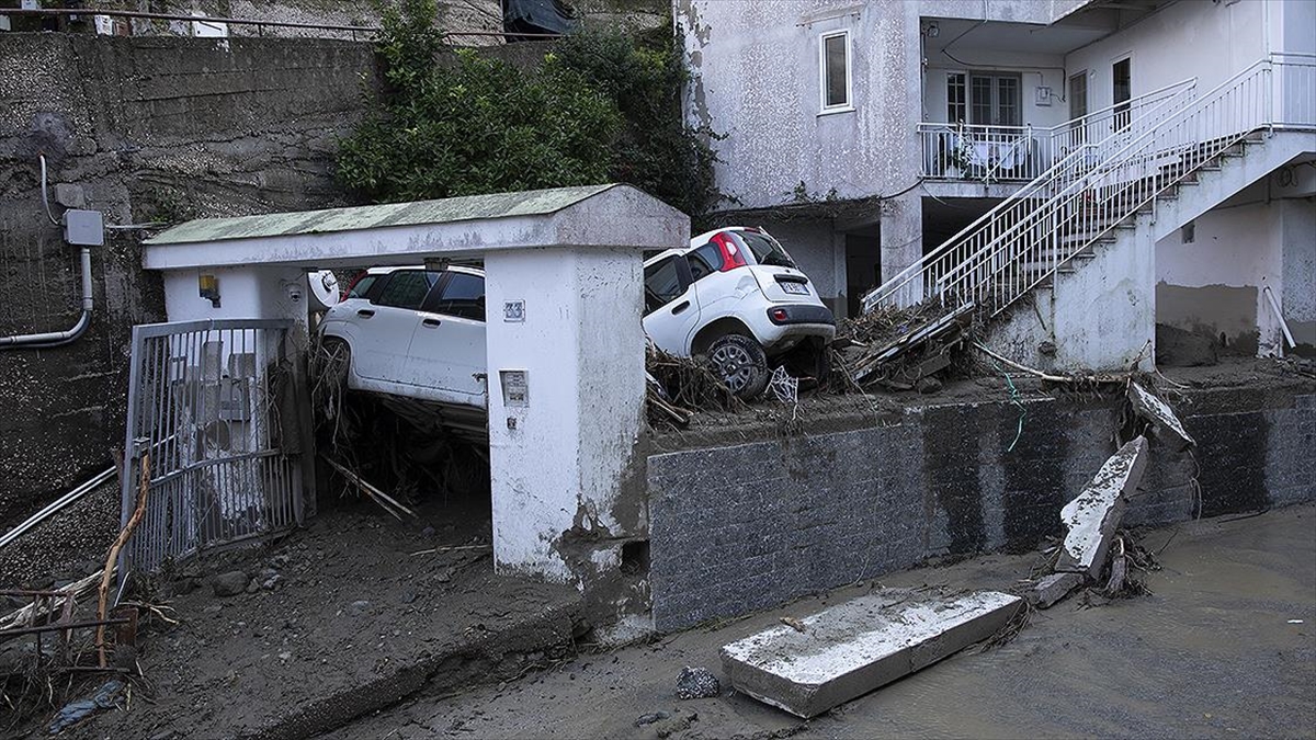 AA-20221201-29614481-29614480-ITALYANIN_ISCHIA_ADASINDAKI_HEYELANDA_OLENLERIN_SAYISI_11E_CIKTI