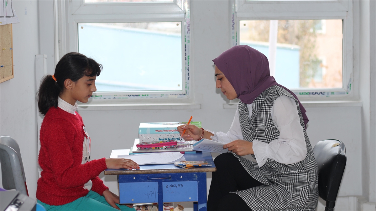 AA-20221203-29632076-29632075-KONUSMA_GUCLUGU_CEKEN_ZIHINSEL_ENGELLI_MELEK_15_AYDA_OKUMA_YAZMA_OGRENDI (1)