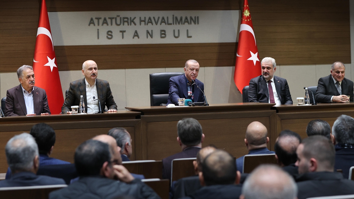 Cumhurbaşkanı Erdoğan, İstanbul’da minibüs odaları başkanları ve şoförleriyle buluştu