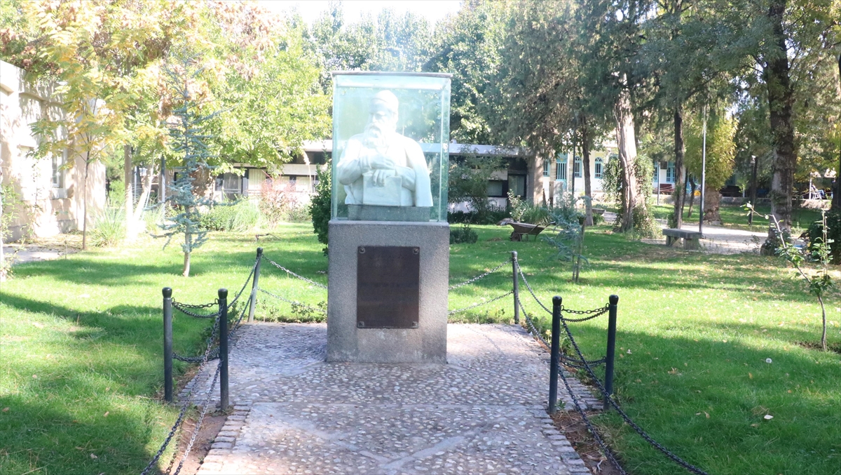 Şiirleri kadar bilim dünyasına katkılarıyla da iz bırakan şair Ömer Hayyam