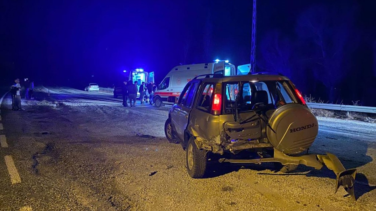 AA-20221205-29645094-29645093-KAHRAMANMARASTA_IKI_OTOMOBILIN_CARPISMASI_SONUCU_7_KISI_YARALANDI