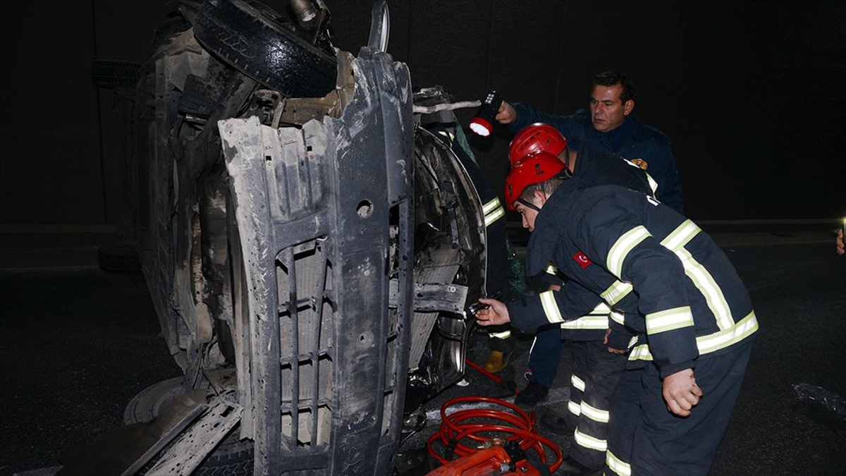 Manisa’da kamyonet ile minibüs çarpıştı, 4 kişi yaralandı