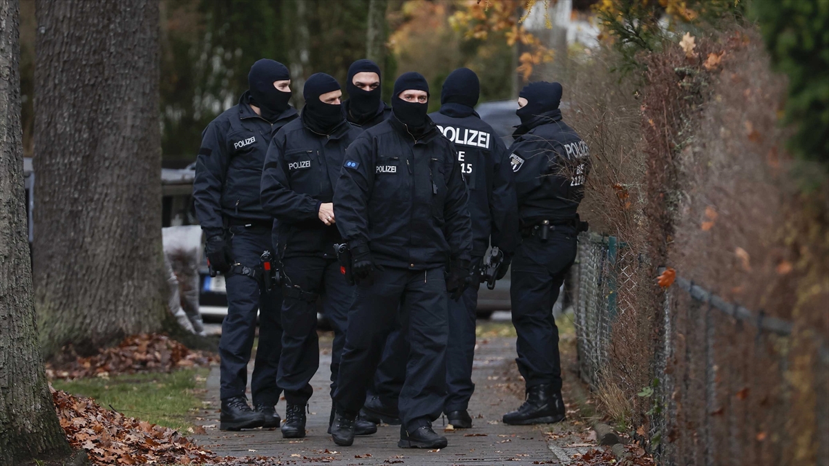 Almanya’da silahlı darbe planlamakla suçlanan 8 kişi tutuklandı