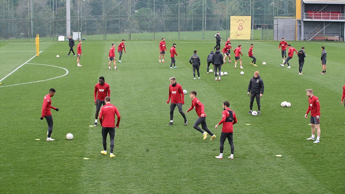 AA-20221208-29679441-29679440-GALATASARAYIN_ANTALYA_KAMP_KADROSU_BELLI_OLDU