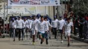 Gazze’de düzenlenen etkinlikte engelliler koltuk değnekleriyle koştu