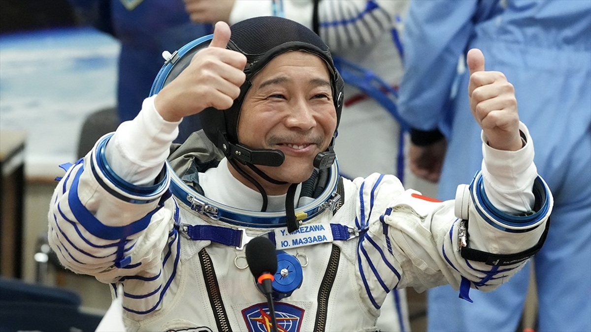 AA-20221209-29685095-29685094-JAPON_MILYARDER_MAEZAWA_2023TEKI_AY_SEYAHATININ_YOLCULARINI_DUYURDU