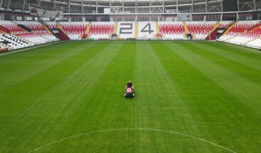 İyi zeminde futbol oynanması için çimleri 32 yıldır maçlara hazırlıyor