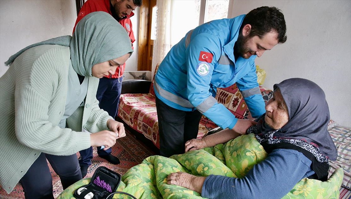 Bolu’da sağlık personeli hastalıkların erken teşhisi için köy köy dolaşıyor