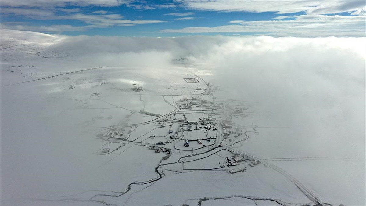 Kars’ta karla kaplı köyler ile menderesler havadan görüntülendi