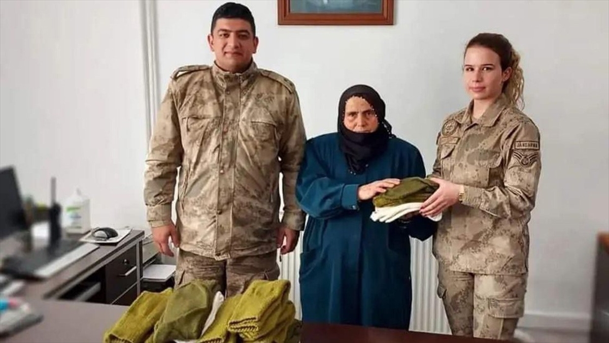 Ordu’da 75 yaşındaki Fatma nine ördüğü çorapları Mehmetçiğe gönderdi