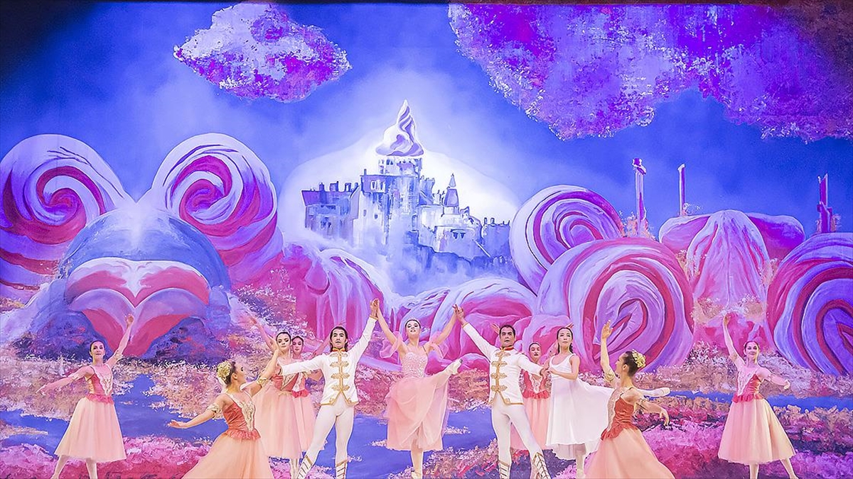 Antalya Devlet Opera ve Balesi “Fındıkkıran” balesini sahneledi