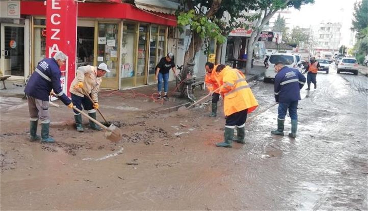 Antalya’daki selden etkilenen alanlarda temizlik çalışmaları devam ediyor