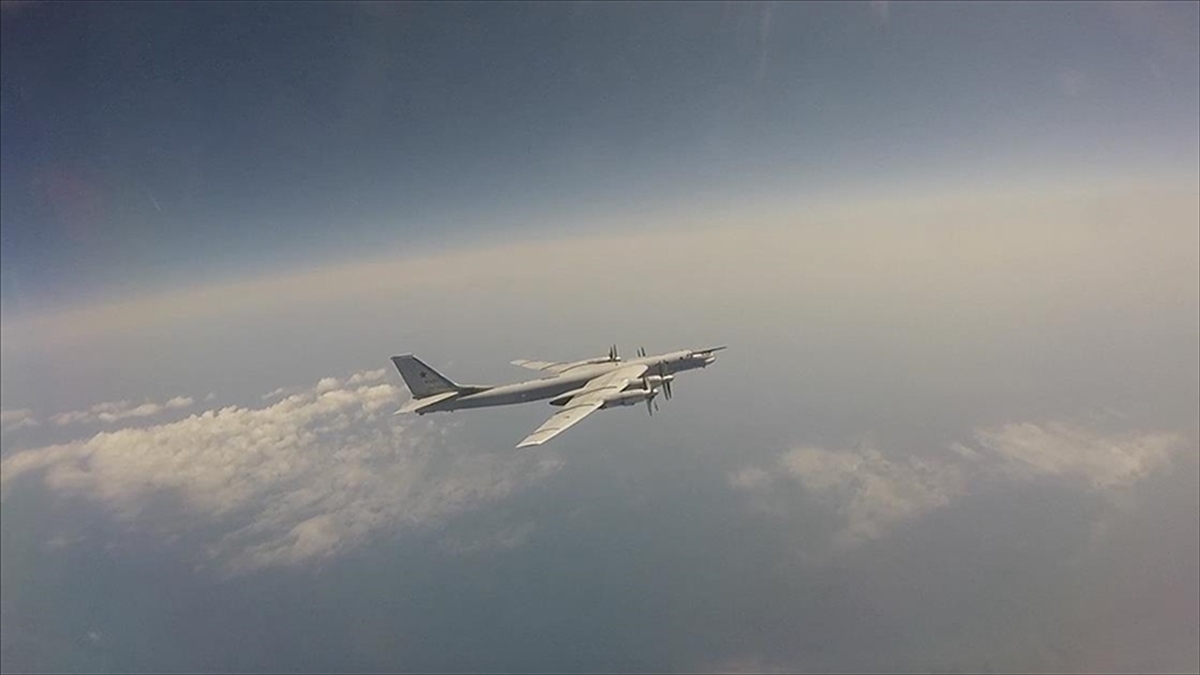Çin’e ait 18 bombardıman uçağı, Tayvan’ın hava savunma sahasına girdi