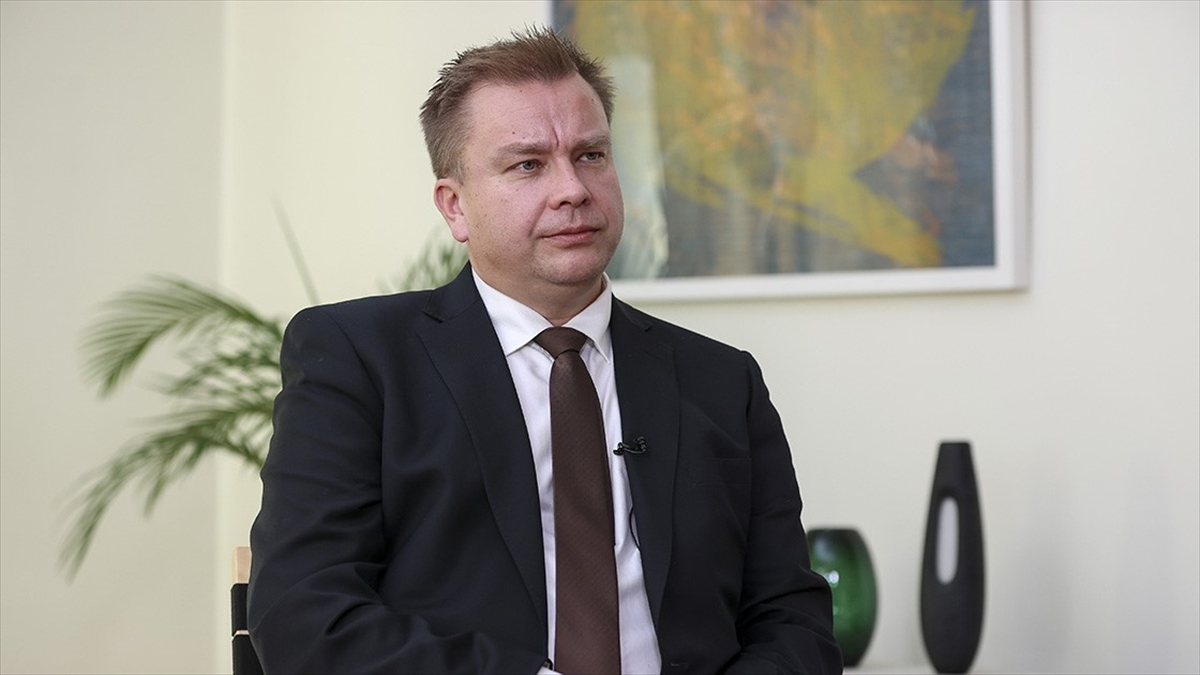 Finlandiya Savunma Bakanı iki aylığına babalık iznine çıkıyor