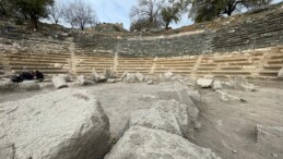 Kastabala Antik Kenti’nde yunus kabartmalı protokol koltukları bulundu