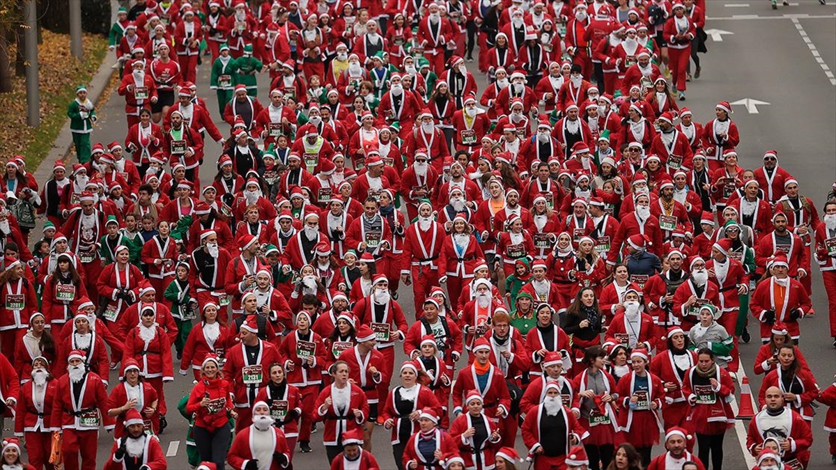 Madrid’de 6 binden fazla kişi Noel Baba kostümüyle koştu