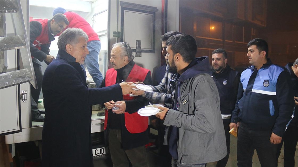 Hatay’da deprem sonrası evlerine giremeyen vatandaşlara çorba dağıtıldı