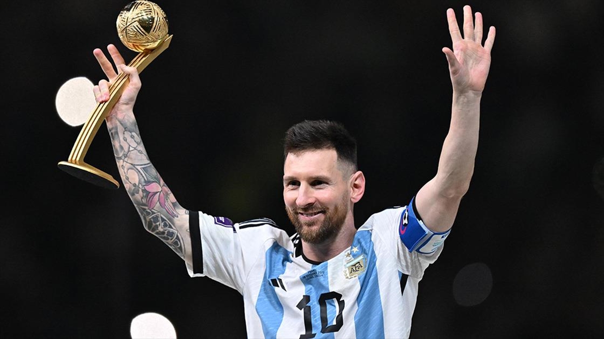 Arjantinli futbolcu Messi, milli formayı giymeye devam edecek