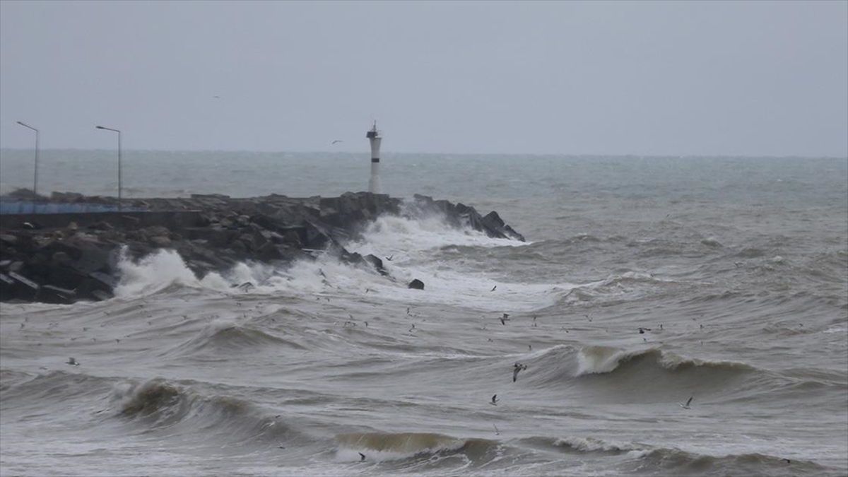 Düzce’de şiddetli rüzgar 4 metrelik dalgalar oluşturdu
