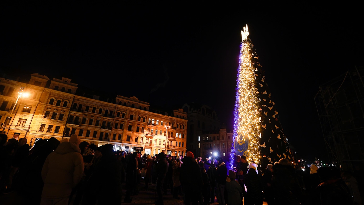 AA-20221219-29786701-29786700-SAVASIN_GOLGESINDEKI_UKRAYNANIN_ANA_NOEL_AGACI_JENERATOR_ILE_AYDINLATILDI