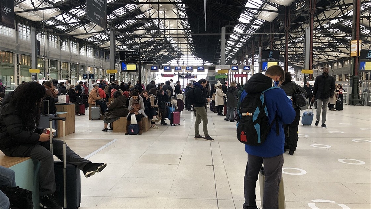Fransa’da tren seferlerinin iptali nedeniyle yolculara bilet parasının 2 katı geri ödeme