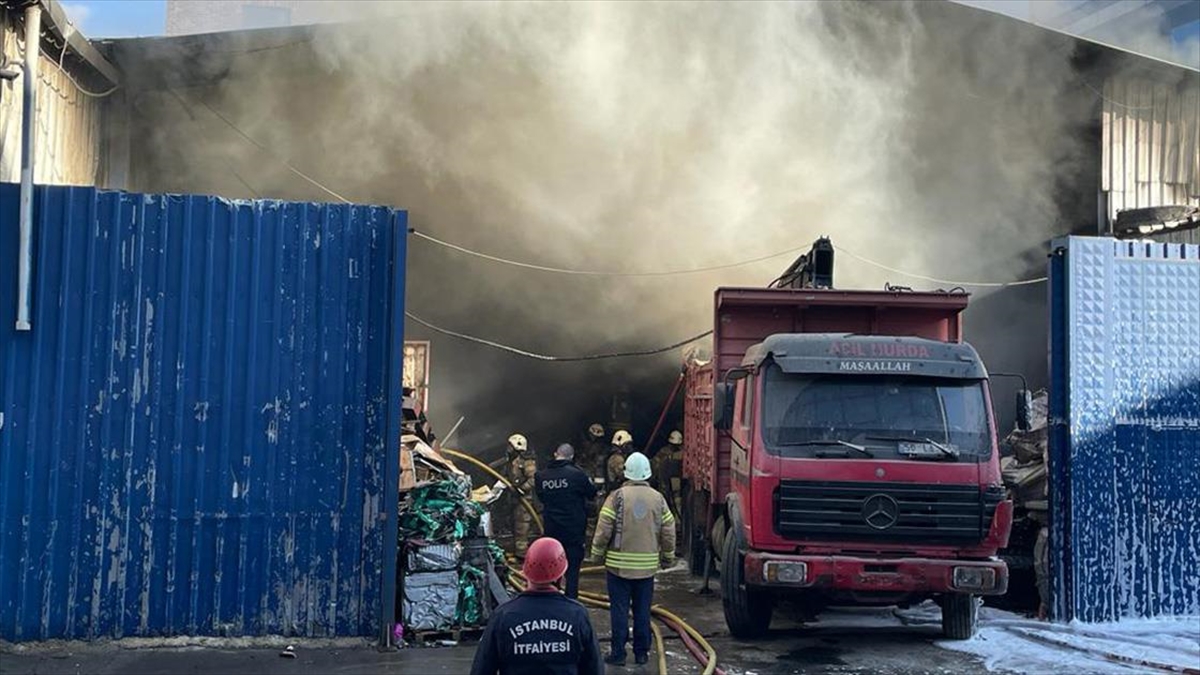 Ümraniye’de bir iş yerinde çıkan yangın söndürüldü