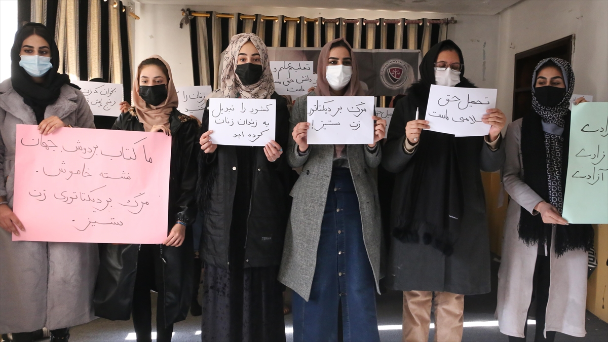 Afgan kadın öğrencilerden üniversitede eğitim engeline tepki