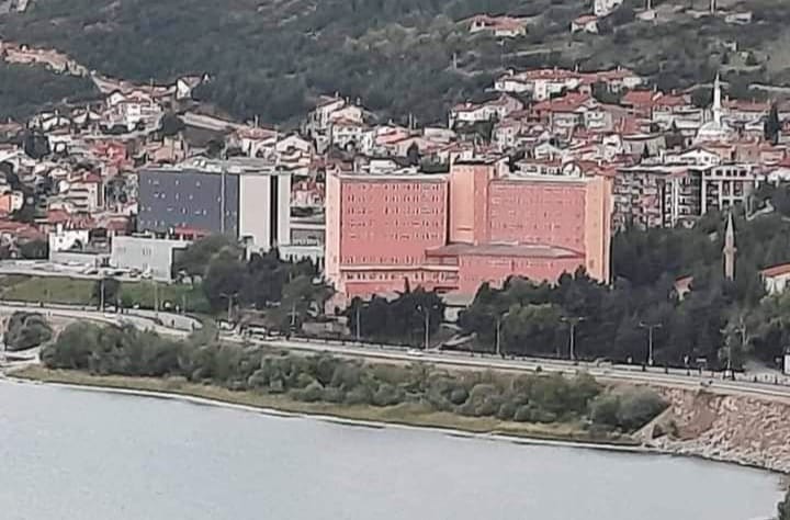 Yıkılan 70 yıllık Kemik Hastalıkları Hastanesi’nin yerine Jandarma Merkezi yapımına ilçe halkından tepki geldi: “Canımız yandı”