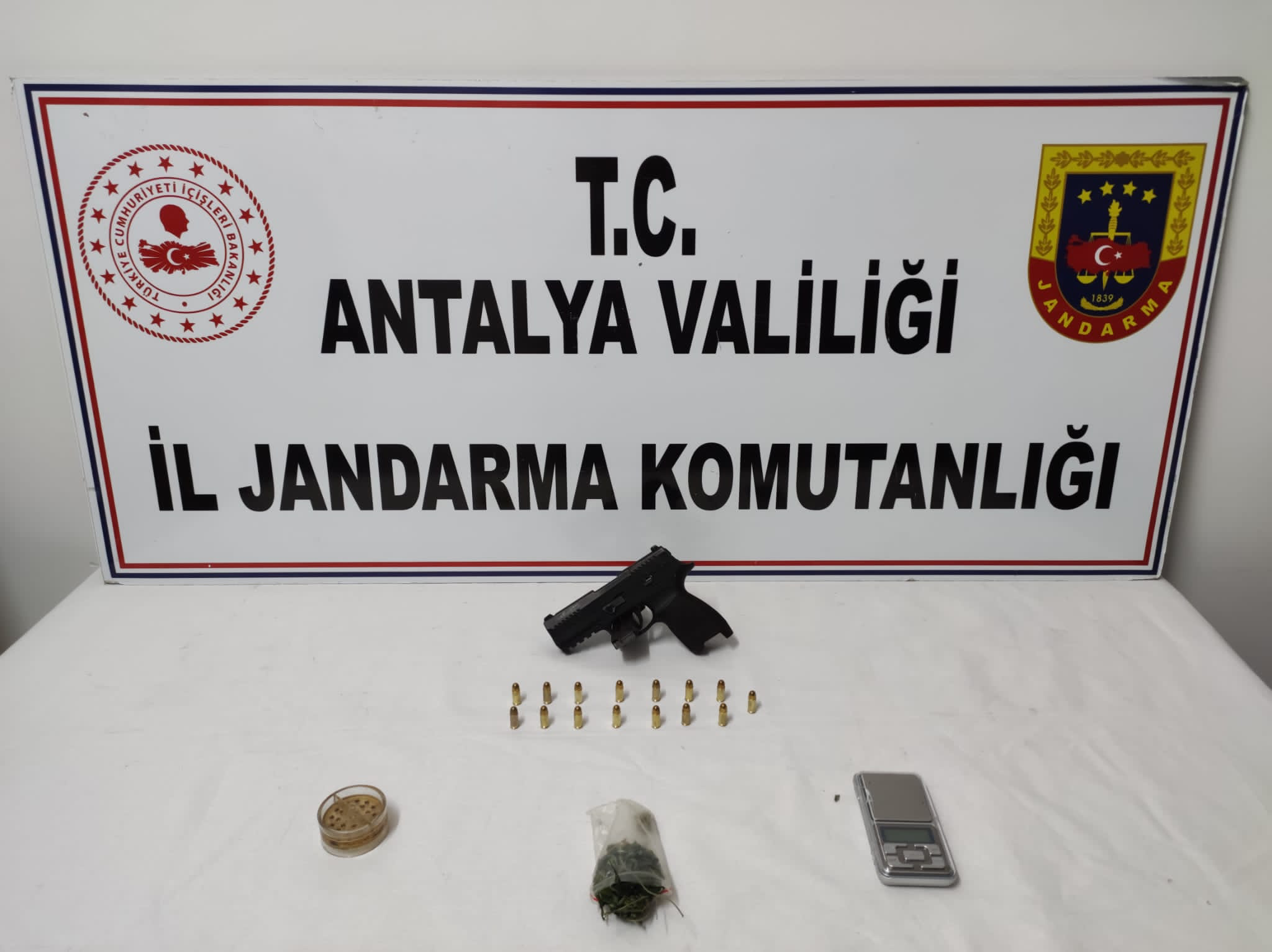 VİLLA KİRALAYIP UYUŞTURUCU YETİŞTİRDİLER