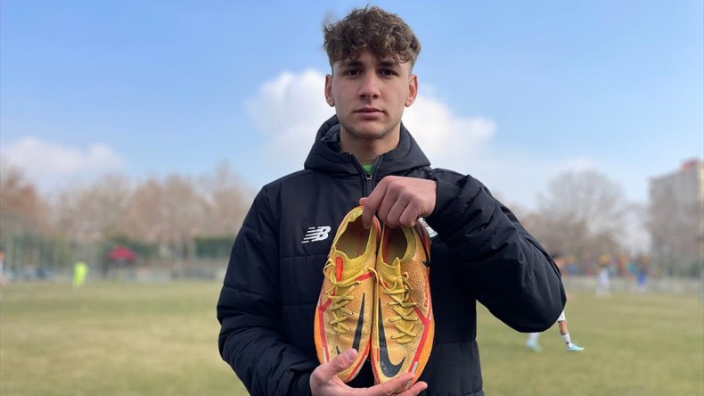 Ahmet Çalık’ın krampon hediye ettiği genç, merhum futbolcuyu hüzünle yad ediyor