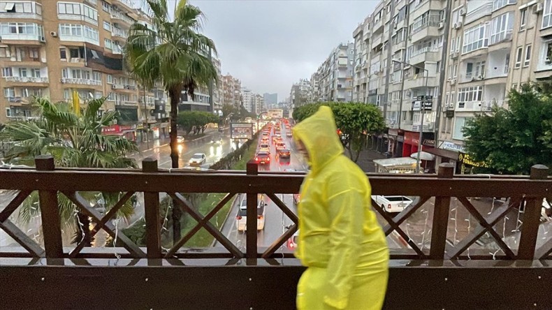 Antalya’da kuvvetli yağış ve fırtına etkili oluyor